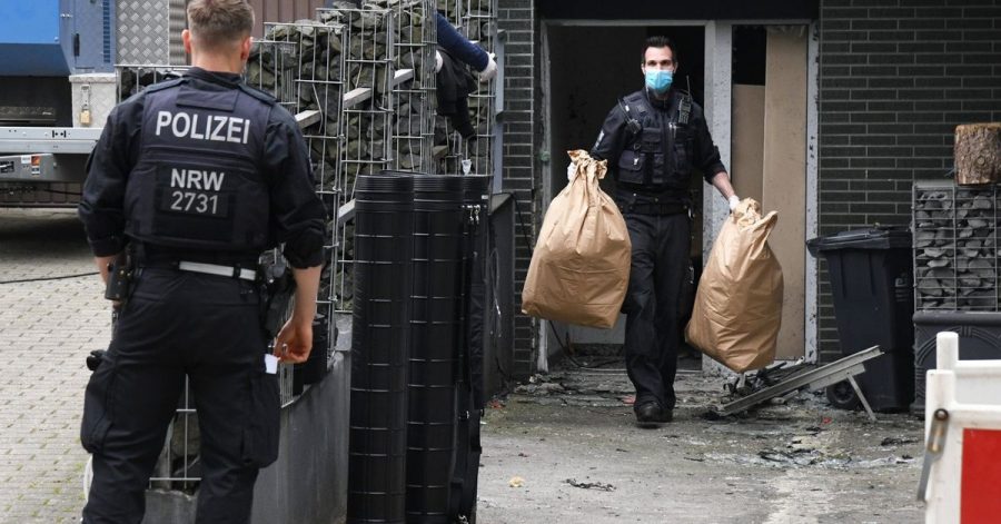 Einsatzkräfte stehen bei einem großangelegten Einsatz gegen die Rauschgiftkriminalität vor einem Bürogebäude in Essen. Internationale Ermittler haben nach Angaben von Europol bei einem Einsatz gegen das Organisierte Verbrechen mehr als 800 Verdächtige in über 100 Ländern festgenommen.