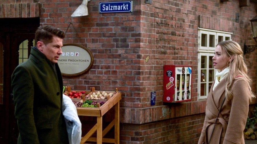 Amelie (Lara-Isabelle Rentinck) lässt Gregors (Wolfram Grandezka) Drohungen bei "Rote Rosen" kraftlos über sich ergehen. (nra/spot)
