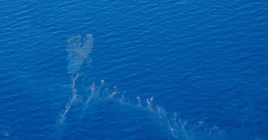 Ein Blick auf einen Ölteppich im Mittelmeer, der sich dem östlichen Korsika nähert und anscheinend von einem Schiff ausgetreten ist.