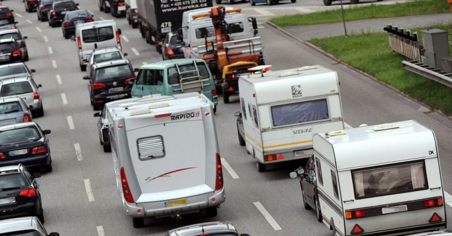 Die Urlaubs-Saison hat begonnen: Vor allem auf den Strecken von und zu den deutschen Küsten dürfte es in den kommenden Tagen voll werden.