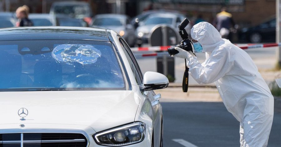 Die Spurensicherung der Polizei fotografiert den beschossenen Mercedes an der Herschelstraße in Hannover.