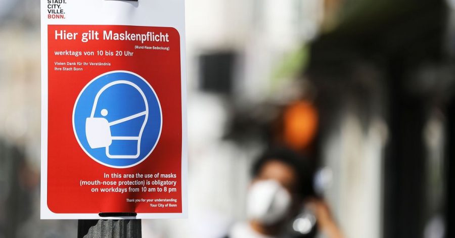 Ein Schild mit der Aufschrift «Hier gilt Maskenpflicht» hängt in der Fußgängerzone in Bonn. Erstmals seit drei Wochen liegt die 7-Tage-Inzidenz in Deutschland wieder höher als am Vortag.