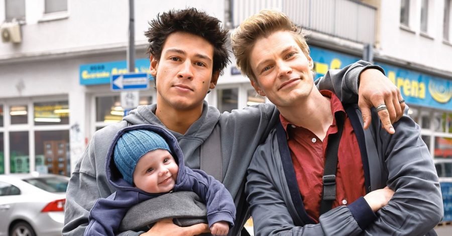 Emilio Sakraya (l) als frischgebackener Vater Noah und Helgi Schmid als Baumi in einer Szene aus «One Night Off». Die Amazon Studios drehen ihren ersten Spielfilm in Deutschland.