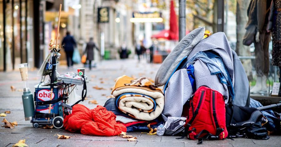Geht es nach der EU-Kommission, soll schon bald niemand in der EU mehr auf der Straße schlafen müssen. Hier liegen die Habseligkeiten eines Obdachlosen in der Innenstadt von Hannover.
