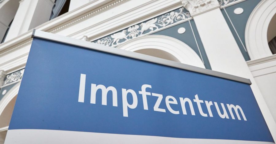 Ein Aufsteller mit der Aufschrift „Impfzentrum“ in Hamburg. Die Gesundheitsämter in Deutschland haben dem Robert Koch-Institut (RKI) binnen eines Tages 1204 Corona-Neuinfektionen gemeldet.