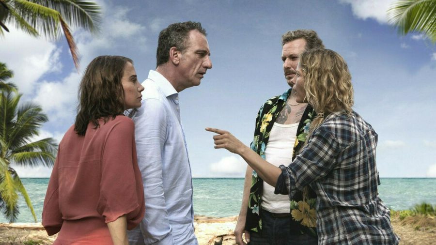 "Zwei Familien auf der Palme": Der wohlhabende Hubertus (Heio von Stetten) und Ehefrau Renate (Nadeshda Brennicke) im Clinch mit Franky (Dirk Borchardt) und Sandy (Valerie Niehaus) (cg/spot)