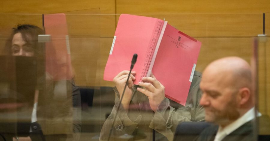 Der angeklagte Arzt (m.) im Sitzungssaal des Landgerichts Bielefeld.