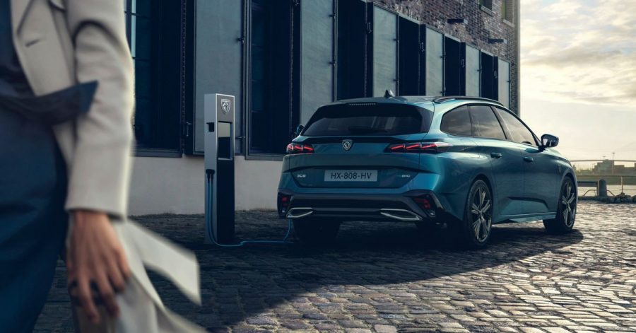 Ein schattiges Plätzchen zum Aufladen und Warten: Bis der Peugeot 308 SW in Deutschland auf den Markt kommt, vergehen noch ein paar Monate.