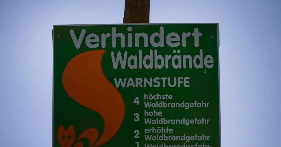 Der Deutsche Wetterdienst bewertet das Waldbrandrisiko in Stufen. Bei starkem Risiko darf die Forstbehörde sogar ein Betretungsverbot verhängen.