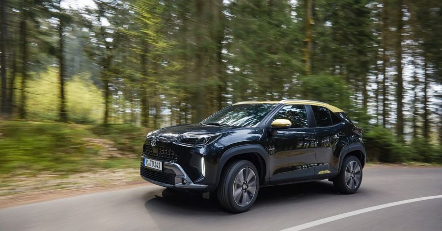 Ende im Gelände? Muss beim Toyota Yaris Cross nicht sein, ihn bieten die Japaner auch mit Allradantrieb an.