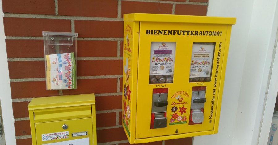 Futter für die Bienen aus umgebauten Kaugummiautomaten.