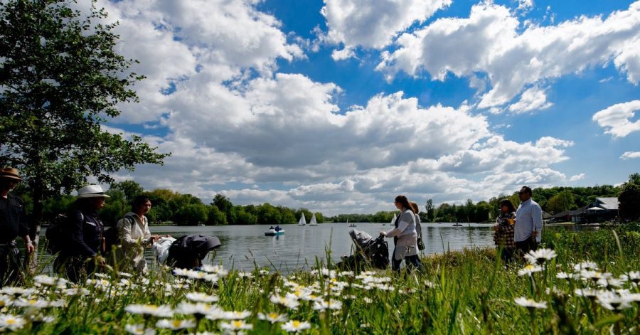 Spaziergänger gehen bei sommerlichem Wetter um den Kiessee, auf dem Segelboote und Tretboote unterwegs sind. Göttingen ist laut der EU-Umweltagentur EEA die deutsche Stadt mit der besten Luftqualität.