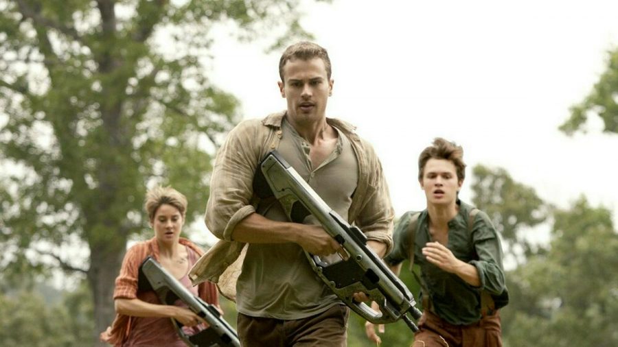"Die Bestimmung - Insurgent": Tris (Shailene Woodley), Four (Theo James, M.) und Caleb (Ansel Elgort) müssen flüchten (cg/spot)