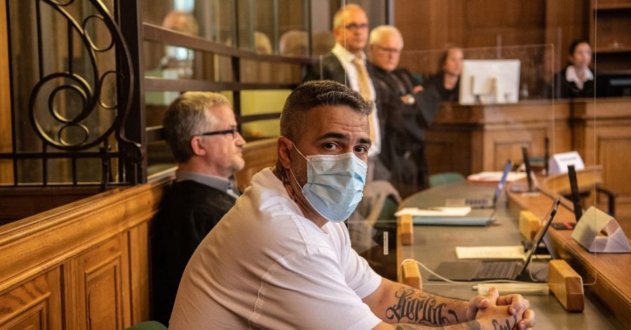 Anis Mohamed Youssef Ferchichi, bekannt als Rapper Bushido, zu Beginn eines Prozesses gegen den Chef einer bekannten arabischstämmigen Großfamilie in einem Gerichtssaal des Landgerichts.
