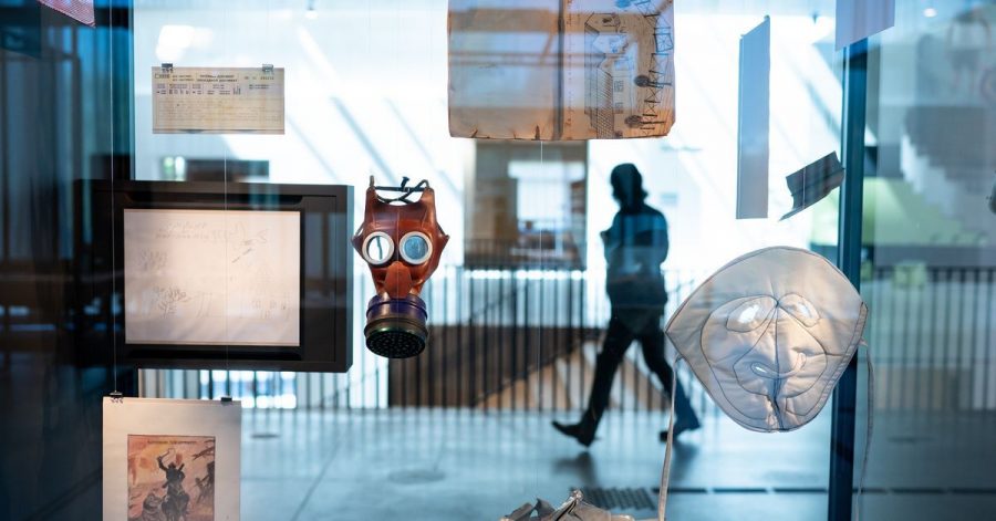 Eine Kindergasmaske und eine Frostschutzmaske hängen in einer Vitrine in der Ausstellung des neuen Dokumentationszentrums der Stiftung Flucht, Vertreibung, Versöhnung.