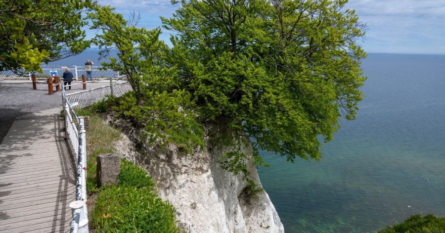 Touristen besuchen an der Steilküste im Nationalpark Jasmund auf der Insel Rügen den Aussichtspunkt Königsstuhl.