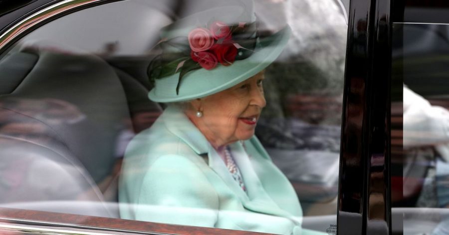 Die britische Königin Elizabeth II. kommt am fünften Tag des Royal Ascot mit dem Auto auf dem Ascot Racecourse an.