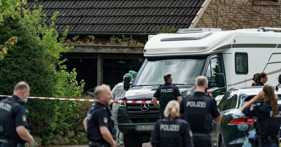 Polizisten untersuchen das Haus, in dem zwei Tote gefunden wurden.