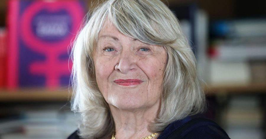 Alice Schwarzer, Journalistin, Publizistin und Gründerin, sowie Herausgeberin der Frauenzeitschrift Emma, steht im Frauenmuseum in Köln.