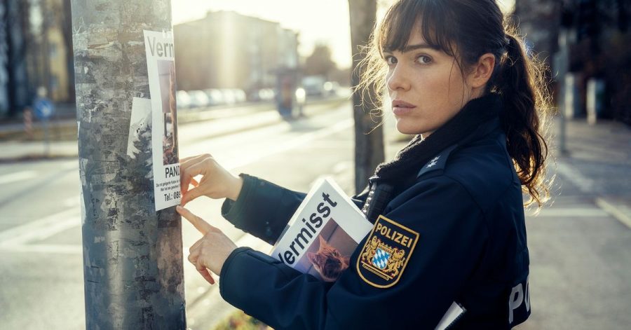 Bessie (Verena Altenberger) hängt Katzensteckbriefe auf in einer Szene aus «Polizeiruf 110: Frau Schrödingers Katze» (undatierte Aufnahme).