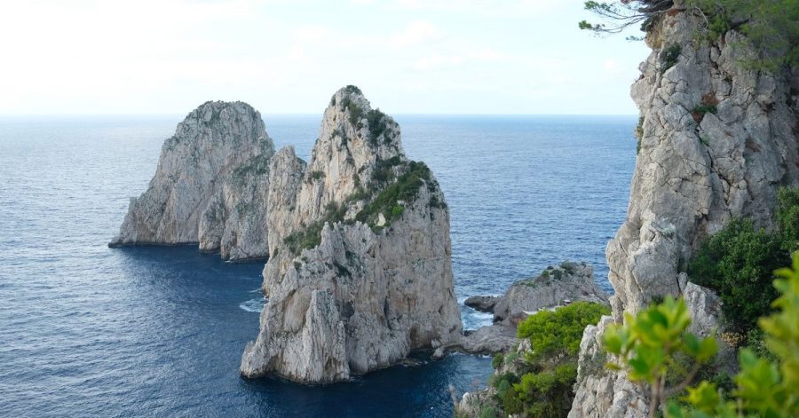 Blickfang: Beim Spazieren auf der Via del Pizzoluongo sieht man die Faraglioni-Felsen aus verschiedenen Perspektiven.