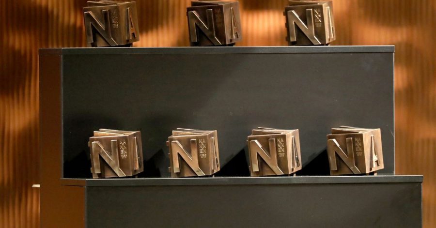 Die Nannen-Preise stehen bei der Verleihung in der Hamburger Elbphilharmonie bereit.