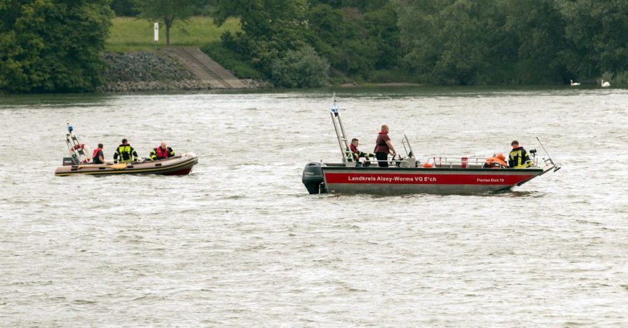 Rettungskräfte suchen nach der vermissten Frau.
