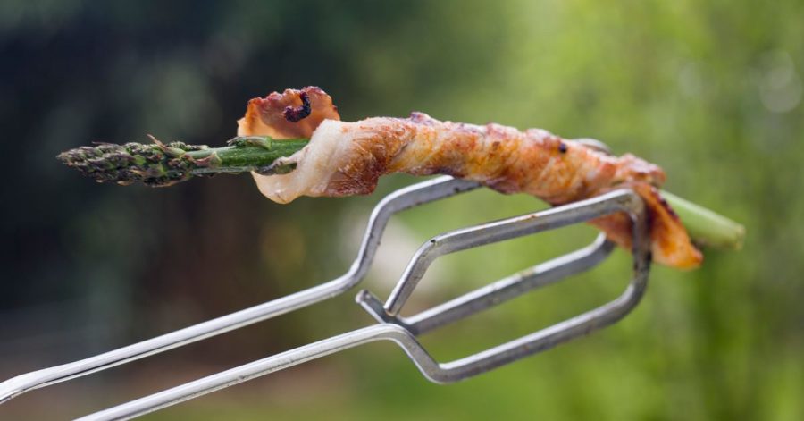 Damit der Speck nicht am Grillrost kleben bleibt, sollte zwischen Rost und Speck Backpapier gelegt werden.