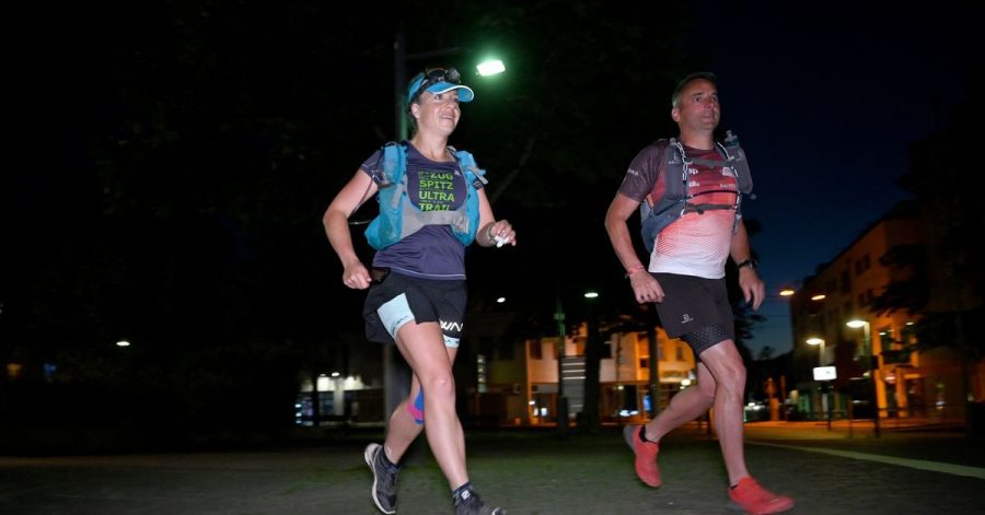 Extremsportlerin Steffi Saul (l) startet mit ihrem Mitläufer Erwin Bauer (r) einen 250-km-Spendenlauf über den gesamten Remstal-Weg bis zum Olgahospital Stuttgart.