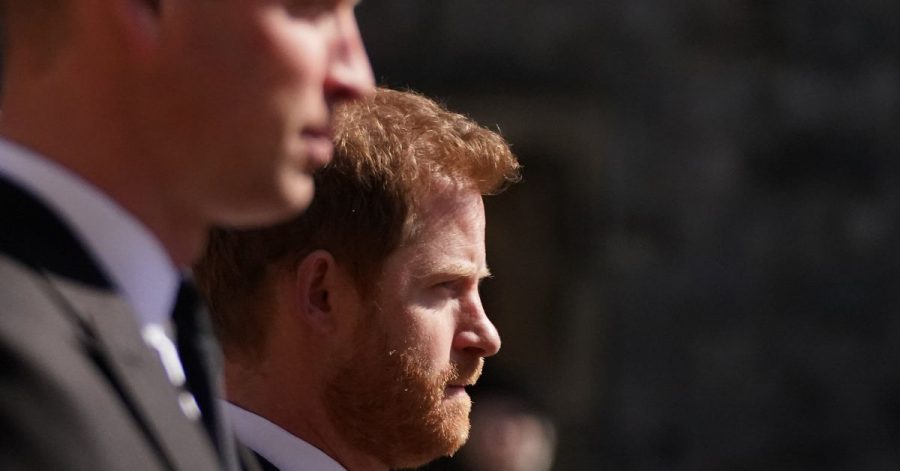 Prinz William (l) und sein Bruder Prinz Harry nehmen an dem Trauermarsch für den verstorbenen Queen-Ehemann Prinz Philip, Herzog von Edinburg, auf Schloss Windsor teil.