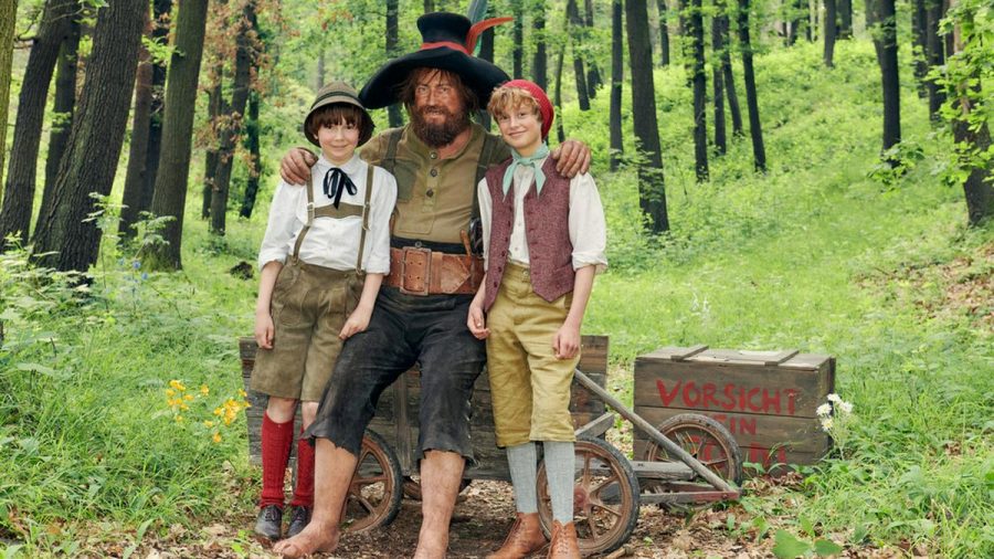 Nicholas Ofczarek als Räuber Hotzenplotz mit Kasperl (Hans Marquardt, rechts) und Seppel (Benedikt Jenke, links) (mia/spot)