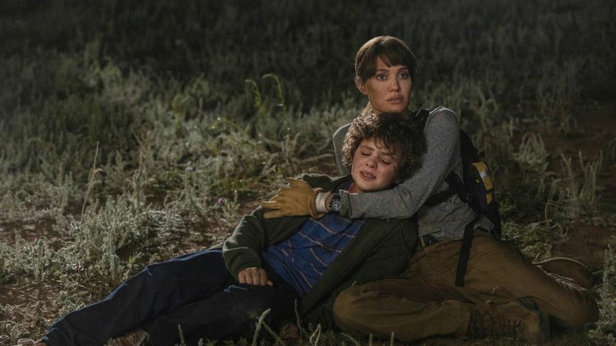 Hannah (Angelina Jolie) hat es sich zur Aufgabe gemacht, den Jungen Connor (Finn Little) um jeden Preis zu beschützen. (stk/spot)