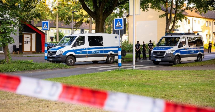 Die Polizei gestern am Tatort in Espelkamp.