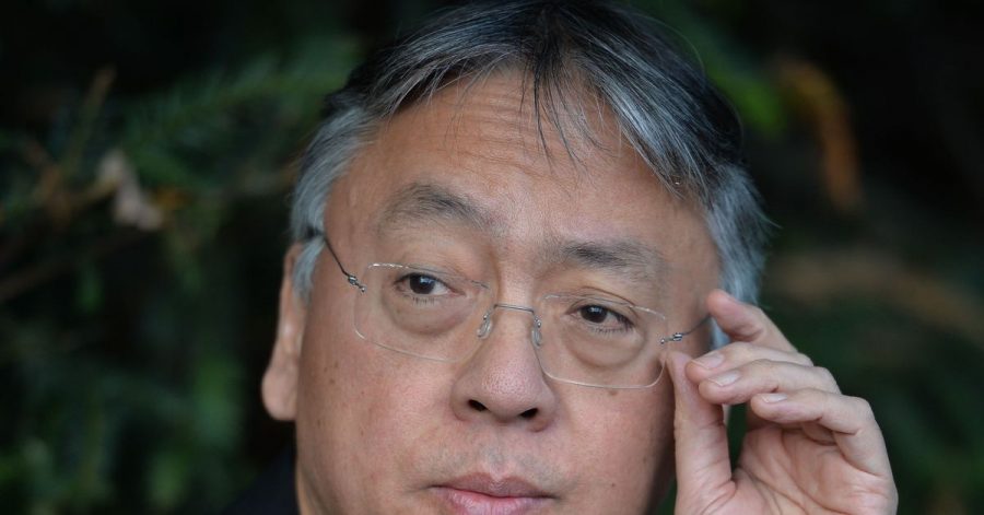 Der japanische Schriftsteller Kazuo Ishiguro während einer Pressekonferenz in seinem Garten.