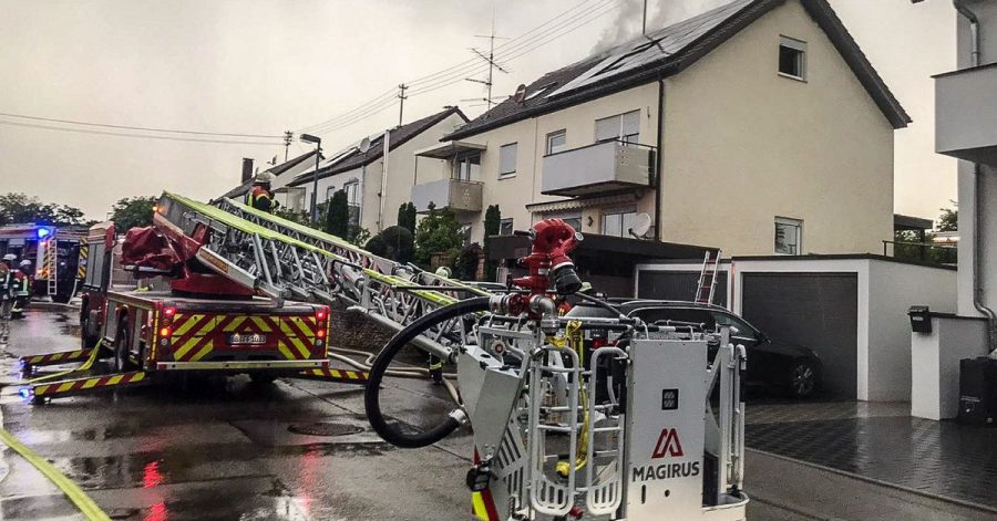 Einsatzkräfte der Feuerwehr bei Löscharbeiten an einem Wohnhaus im baden-württembergischen Herrenberg. Heftige Unwetter haben auch am Dienstag etliche Regionen in Deutschland getroffen. Vor allem aus einigen Gebieten im Süden wurden am Abend Gewitter mit Starkregen gemeldet.