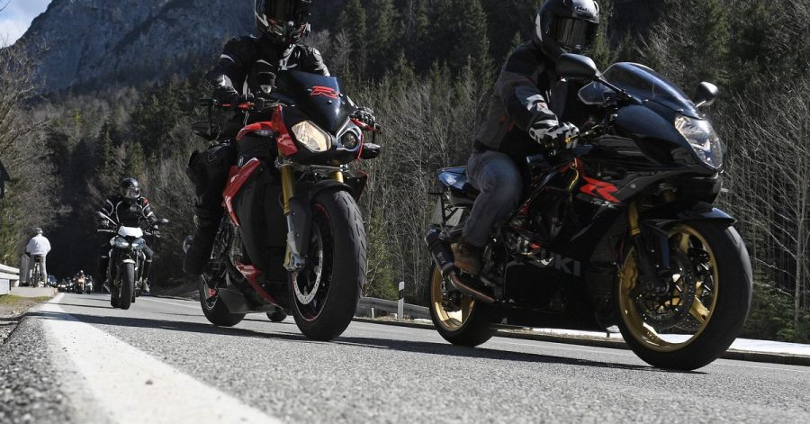 Rudelbildung: Wenn eine Gruppe Motorrad fährt, kann sie vor der Tour eindeutige Zeichen zur Verständigung ausmachen.
