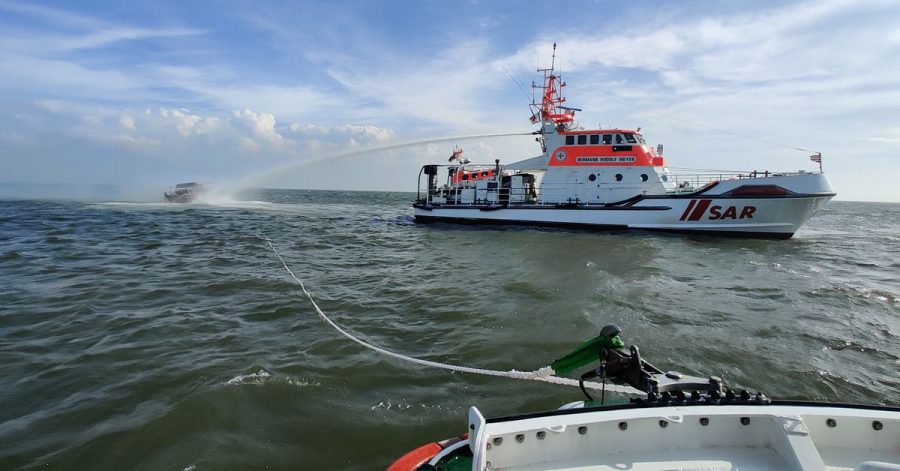 Der Seenotrettungskreuzer Hermann Rudolf Meyer beim Löscheinsatz für ein brennendes Motorboot in der Wesermündung.