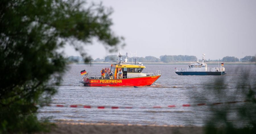 In der Elbe bei Kollmar (Kreis Steinburg) suchen Einsatzkräfte nach einem siebenjährigen Mädchen, das dort baden gegangen war.