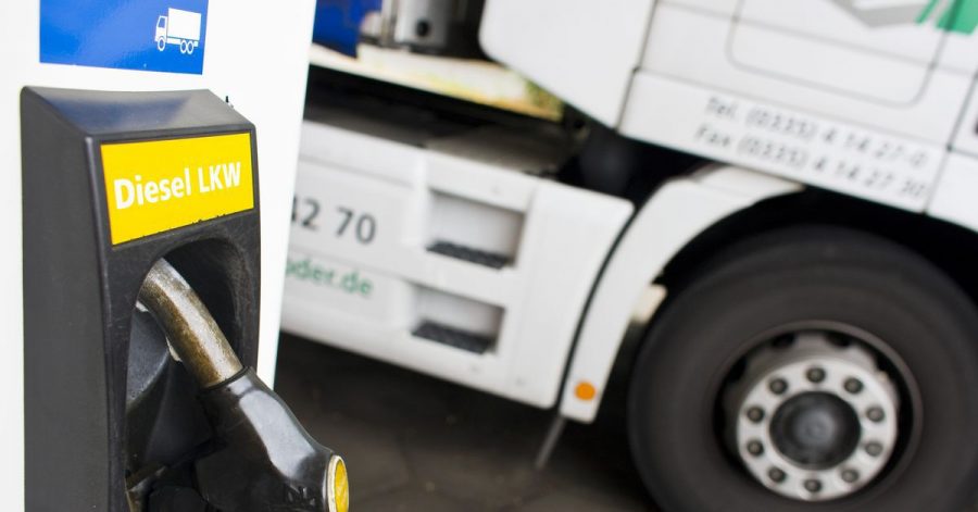 Druckbetankung: Lkw haben viel größere Tanks, daher fließt der Diesel mit viel höherem Durchsatz durch die LKW-Diesel-Zapfpistole.