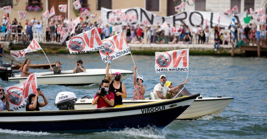 Aktivisten protestieren gegen den Start des ersten Kreuzfahrtschiffs in Venedig.