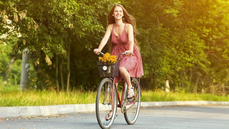 Ein paar einfache Tricks verhindern, dass das Kleid beim Fahrradfahren nicht nach oben weht. (eee/spot)
