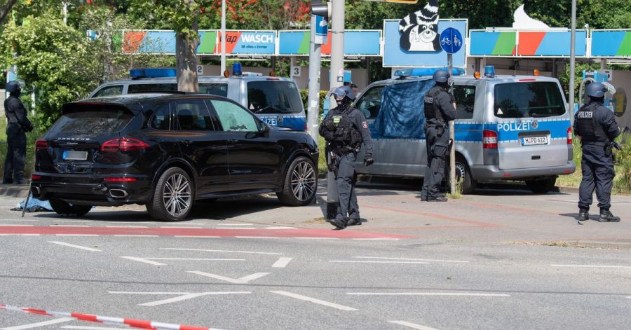 Polizisten sichern den Tatort in Hannover.