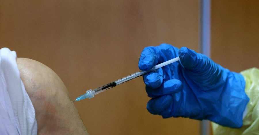 Eine Studie zeigt: Bei älteren Menschen ist die Immunantwort nach der Impfung deutlich verzögert und erreicht nicht das Niveau von jungen Impflingen.