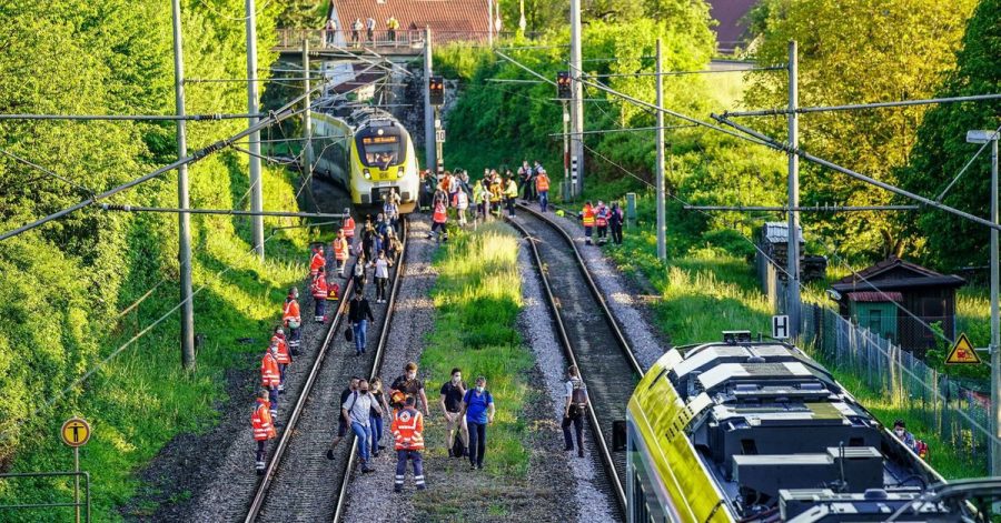 Passagiere verlassen den Zug nach dem Unglück in Oppenweiler.