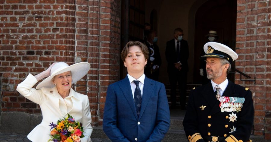 Königin Margrethe II., Prinz Christian und Kronprinz Frederik (l-r) am Dom St. Marien zu Hadersleben (Haderslev).