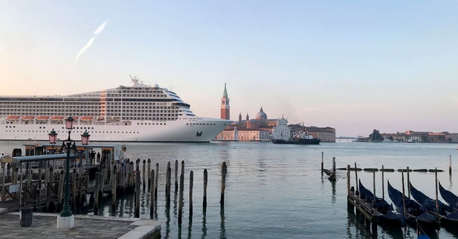 Zum ersten Mal seit der Corona-Pandemie passiert mit der MSC Orchestra ein Kreuzfahrtschiff den Giudecca-Kanal bei Venedig.