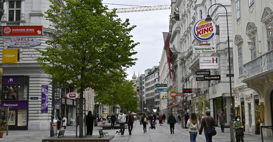 Österreich verzichtet auf eine FFP2-Masken-Pflicht im Handel, in Bussen und Bahnen sowie in den Museen. Künftig soll hier das Tragen eines Mund-Nasen-Schutzes ausreichen.