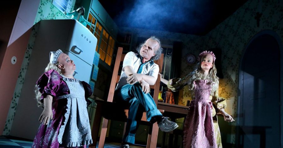 Die Schauspieler Peter Luppa (l-r), Peter Moltzen und die Schauspielerin Philine Schmölzer in «wagner - der ring des nibelungen».