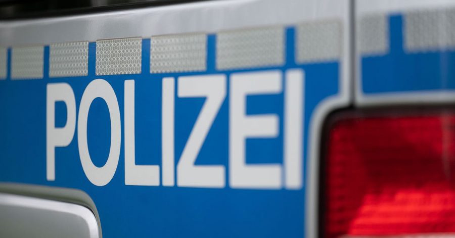 Nach einer Flucht soll ein Auto in Berlin mit mehreren Polizeifahrzeugen kollidiert sein. (Symbolbild)