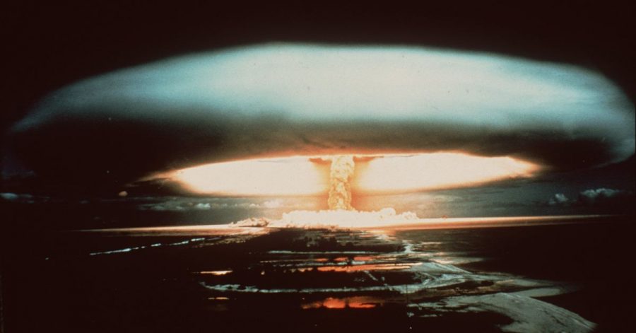 Nach der Explosion einer französischen Atombombe schwebt dieser riesige Atompilz über dem Mururoa-Atoll. Führende Friedensforscher sehen Anzeichen für eine beunruhigende Trendwende in den weltweiten Beständen an Atomwaffen.